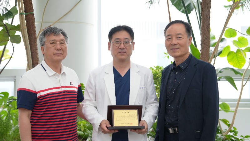 250624_배재익원장님_창원향토학교 감사패1.jpg